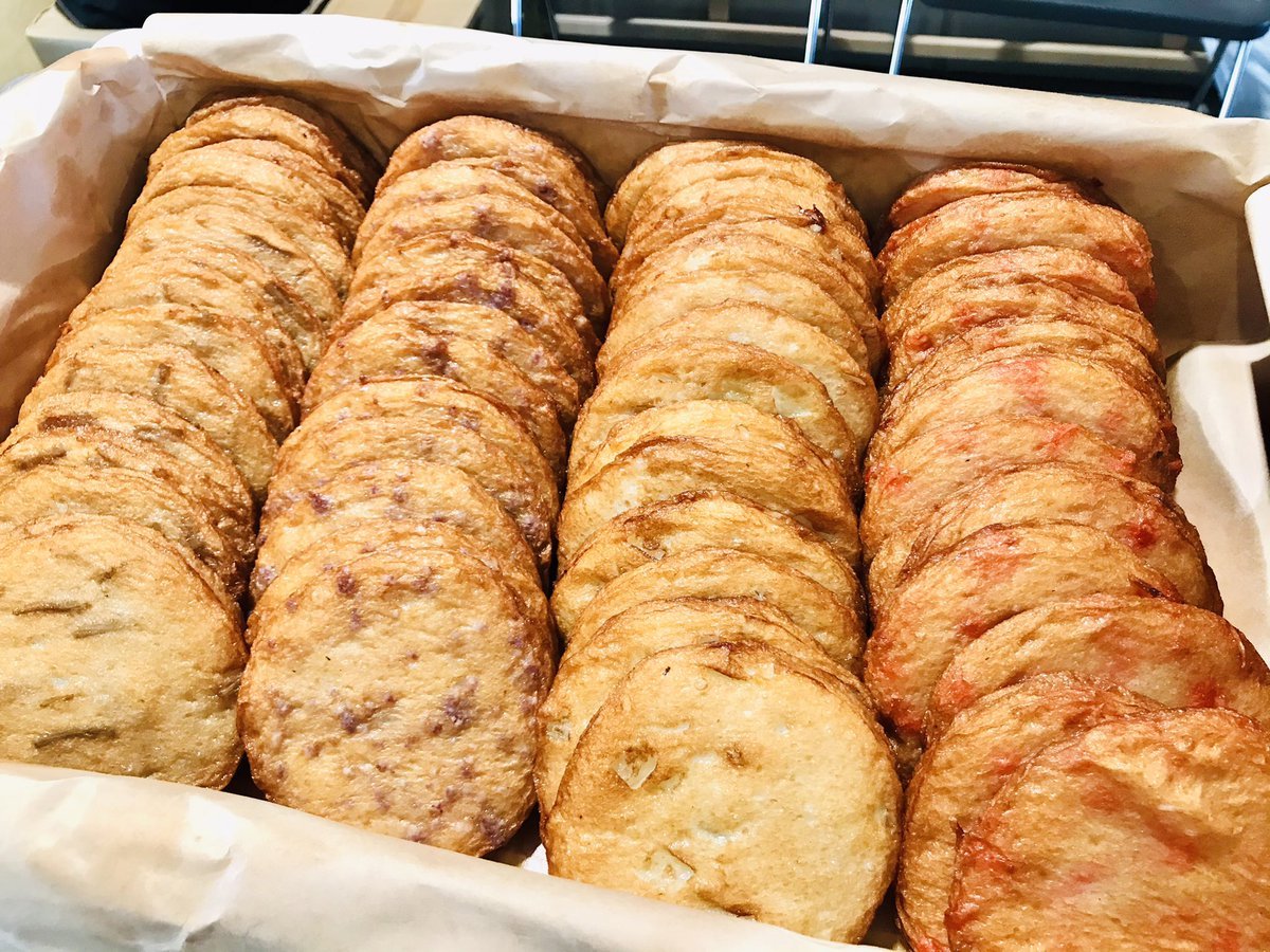 🤤飲食出店情報@釧路🤤会場内入場口から奥に進んだ辺りに…🐟笹谷商店丸い かまぼこの 天ぷら 略して #丸天チーズ、いか、玉ねぎ、... [レバンガ北海道【Twitter】]