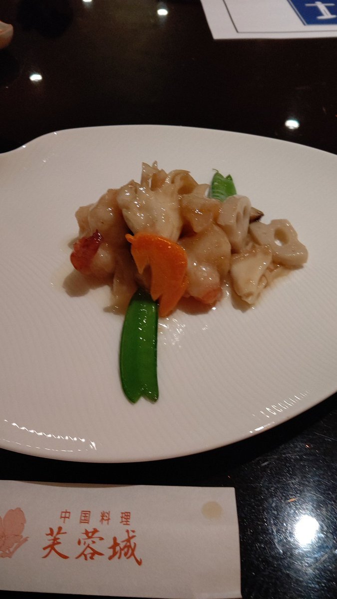 海老の炒めものですな。ほんのり塩味で旨い！海老がライトアツアツです！(笑) [おもちゃの平野【Twitter】]