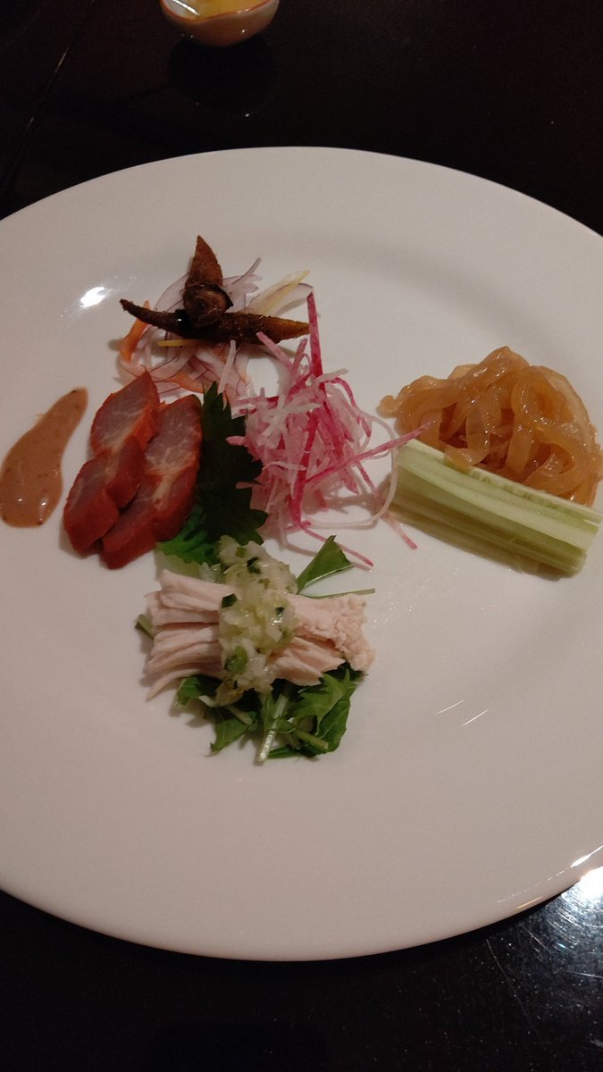 前菜は、上品に、少ないよねー(笑) [おもちゃの平野【Twitter】]