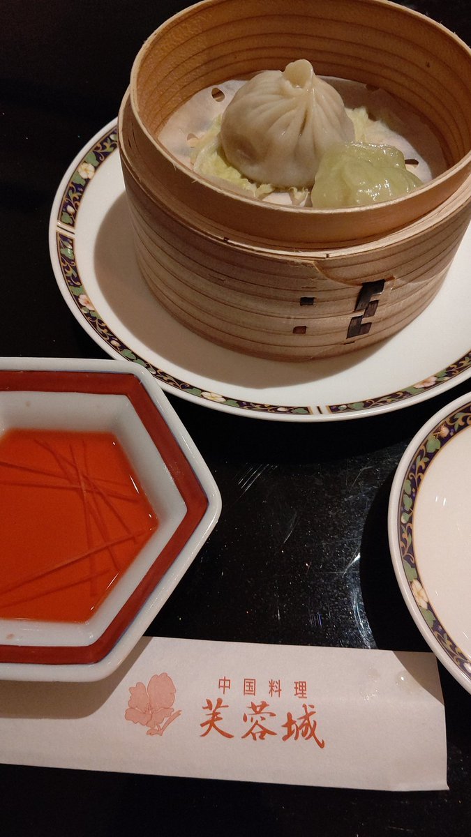 小籠包ですな。赤酢でいただきます。これね、アツアツですでなかったの。(笑) [おもちゃの平野【Twitter】]