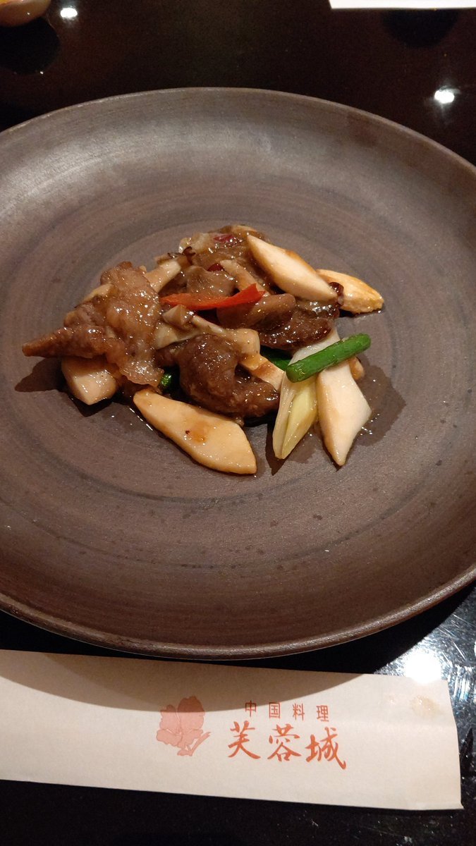 牛肉の辛み炒めです。たいへん美味しゅうございます。辛すぎないのがいいね(笑) [おもちゃの平野【Twitter】]