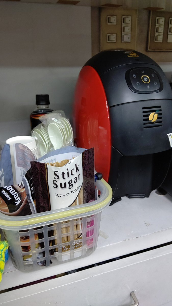 あったかいコーヒーの準備できた！1杯80円です☕︎２階スペースをご利用の方☕︎１杯サービスします✨(2杯目からは80円)寒くなってき... [おもちゃの平野【Twitter】]