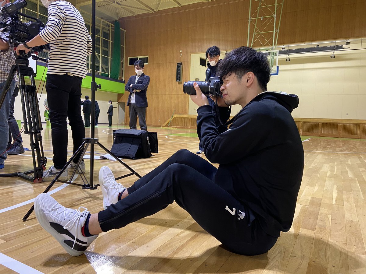 とある日の #中野司 選手。広報カメラを託してみました。なかなかいい構えでは...🤭#Bリーグ#レバンガ北海道#ツカサのカメラ@tu... [レバンガ北海道【Twitter】]