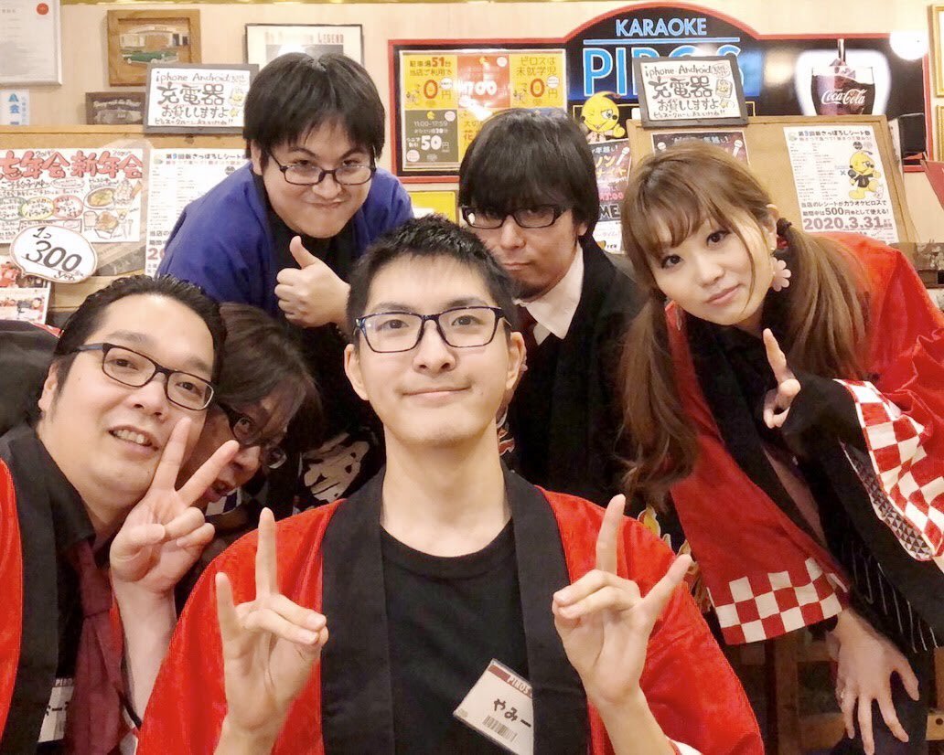 クルー皆でお出迎えします！最近ドクターペッパー推しで売り出し中のやみーを中心に😁✨いつでもお待ちしてまーす！☺️✨ https://t.c... [カラオケピロス【Twitter】]
