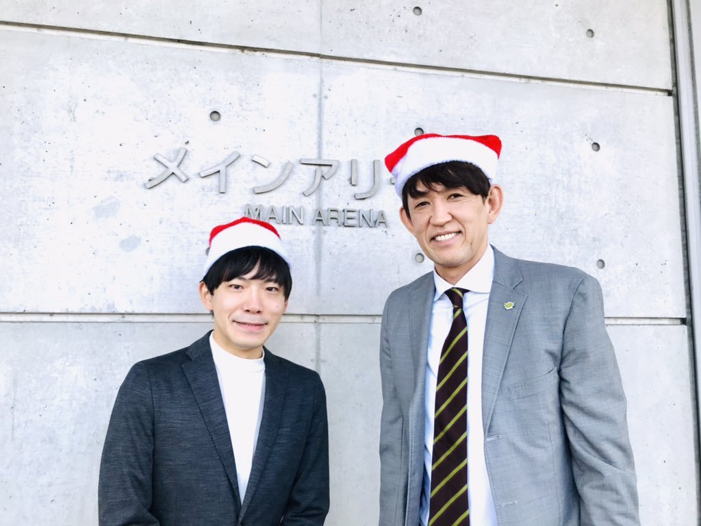 まもなく！コート中央ベンチの間付近で、#折茂社長おしゃべりですよ をはじめます🎅🎅本日もYouTube企画 #折茂武彦 中村剛... [レバンガ北海道【Twitter】]