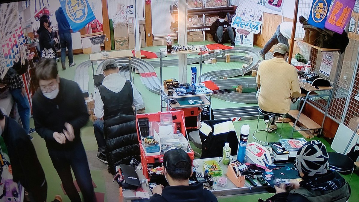 おもちゃの平野ミニ四駆コースは現在満席！大会に向けて、調整頑張ってます。(笑) [おもちゃの平野【Twitter】]