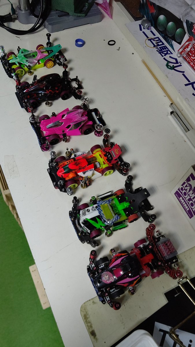 おもちゃの平野ミニ四駆大会、オープン部門準決勝始めまーす。(笑) [おもちゃの平野【Twitter】]