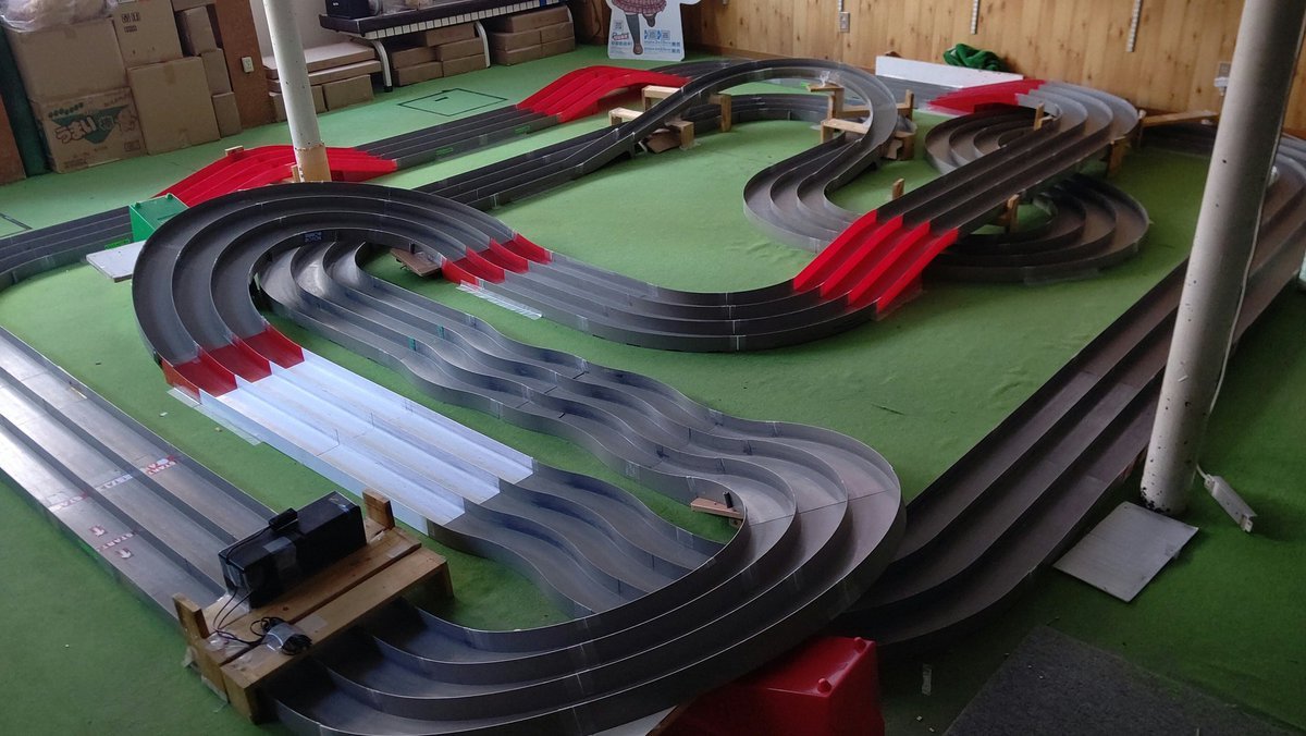 おもちゃの平野ミニ四駆コースレイアウト変更します。様々なミラクルがあったコース。楽しかった。新しいコースにも期待してね。楽... [おもちゃの平野【Twitter】]