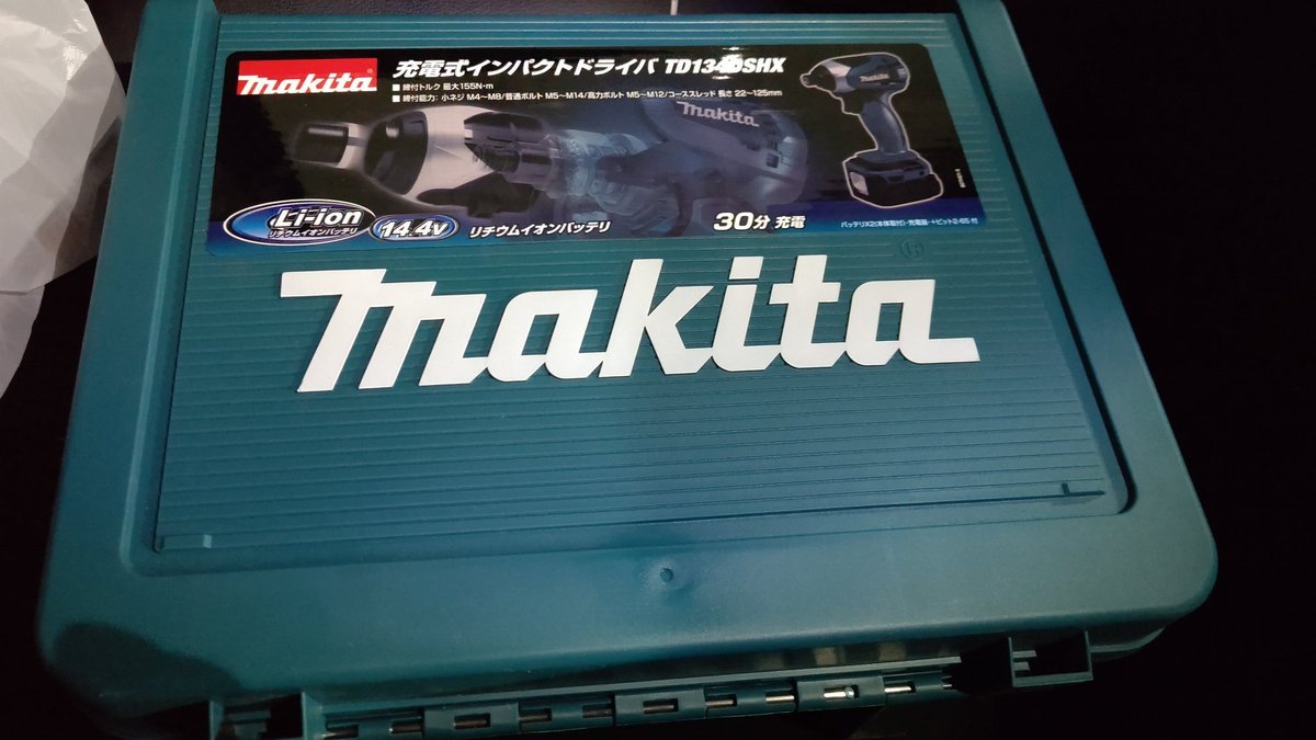 電動ドライバーがこわれたので、新しいの買いました。今回はマキタにしました！これでミニ四駆コース作業も楽々ですね(笑) [おもちゃの平野【Twitter】]