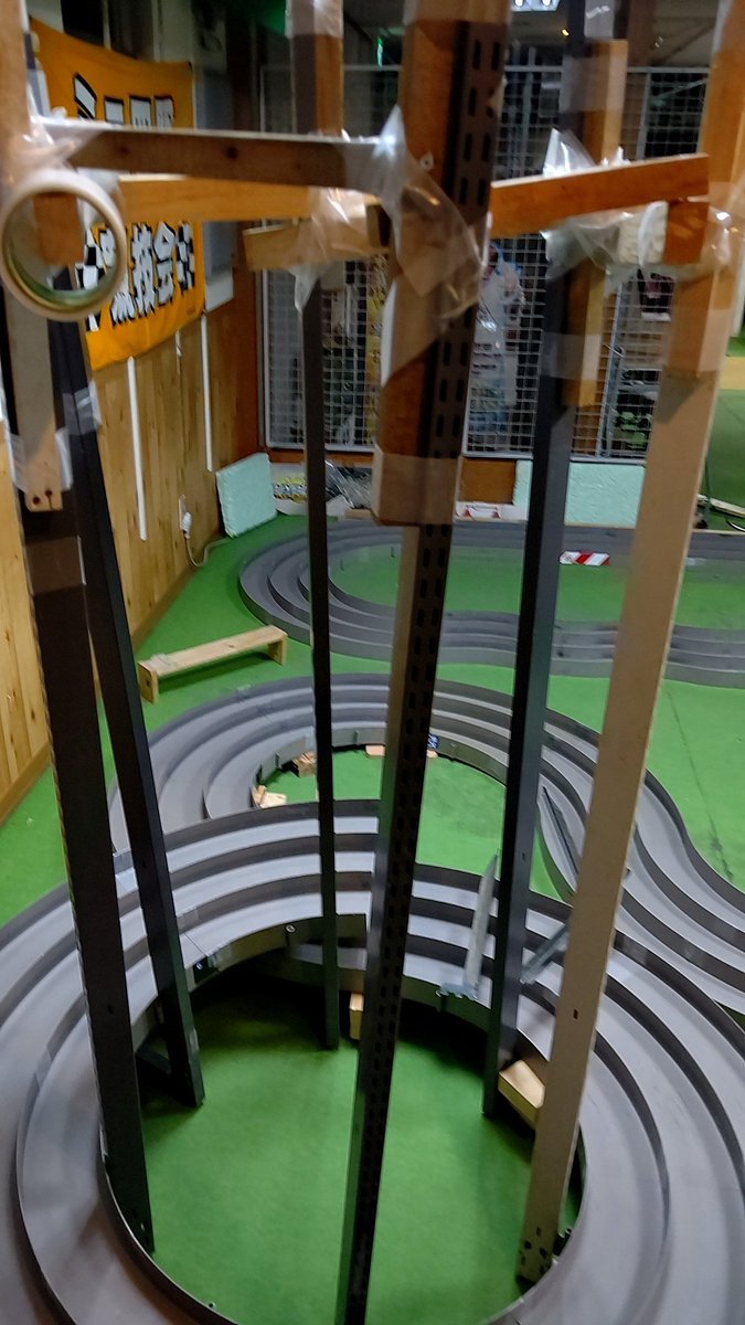 今日は、ミニ四駆コース作りに店で作業。その間スマホ無し！忘れてたので画像無し(笑)電動ドライバー壊れてとにかくテープで固定... [おもちゃの平野【Twitter】]