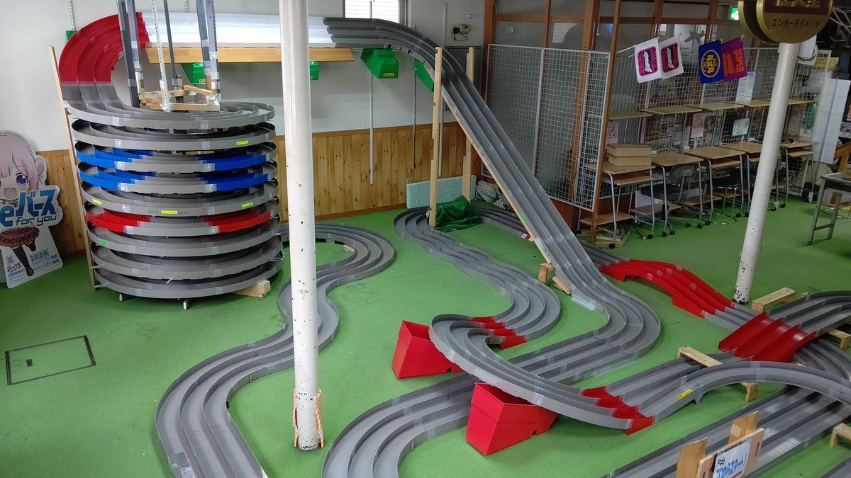 おはようございます！今日からこのコースでお迎えします😆おもちゃの平野年末恒例「ぐるぐるコース」です✨#ミニ四駆 #常設コース #... [おもちゃの平野【Twitter】]