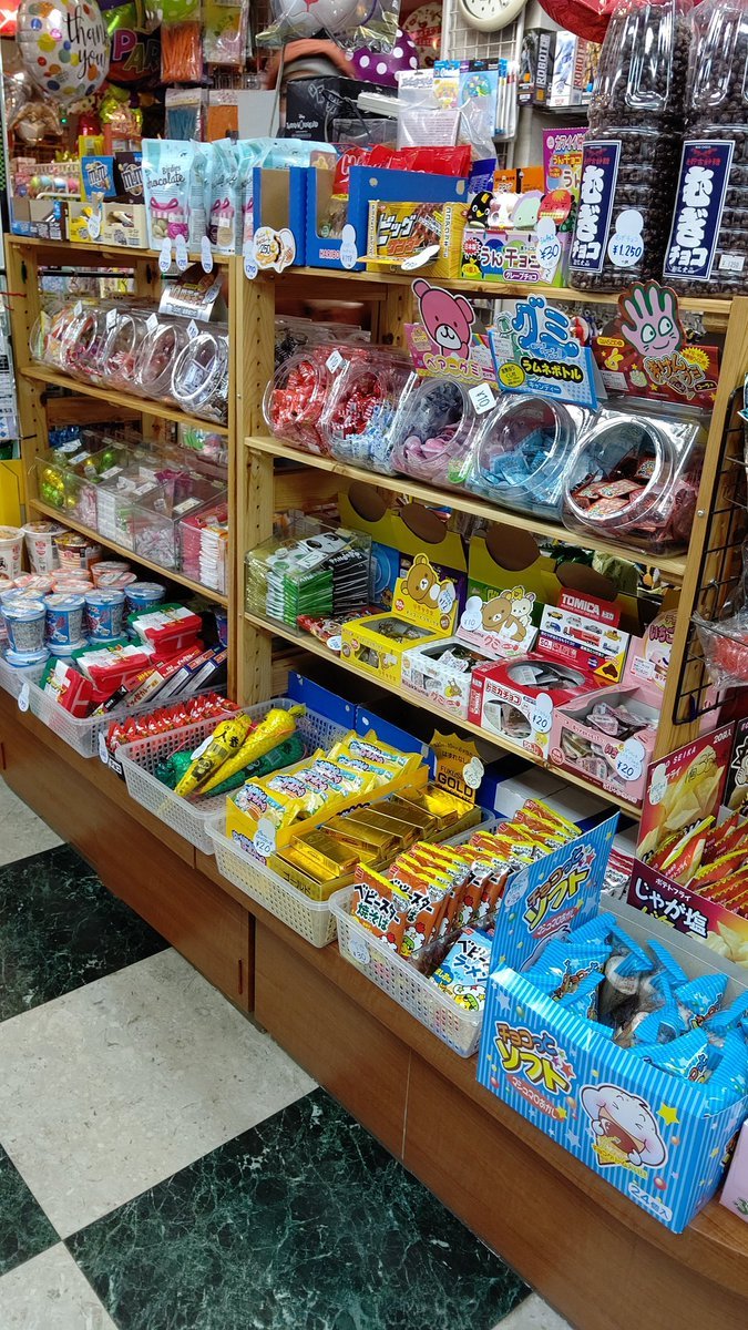 おやつモリモリ中🍭🍬🍫🍿🍩 [おもちゃの平野【Twitter】]