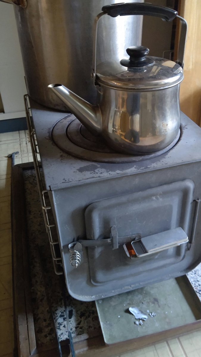 寒い日が続いてますよね、そうだ！薪ストーブ使おう！暖かーい(笑) [おもちゃの平野【Twitter】]