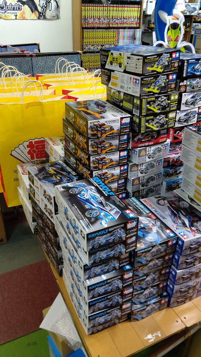 新年初売り用ミニ四駆福袋作り始めまーす中身は内緒(笑)今年はたくさん作ります。 [おもちゃの平野【Twitter】]