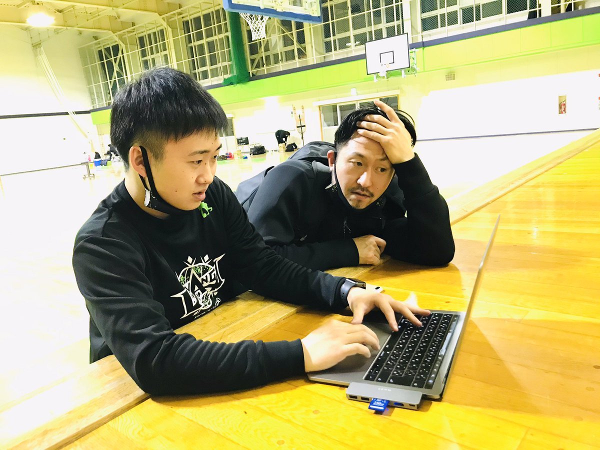 今日の練習後、#橋本竜馬 キャプテンと境谷ビデオアナリストが何やら映像を見ながら真剣にお話ししていましたよ…🔥👀#キャプテンの前... [レバンガ北海道【Twitter】]