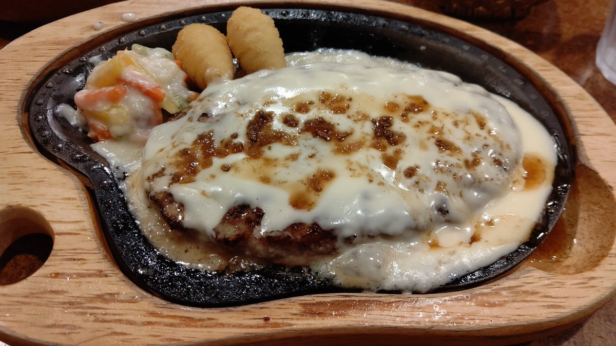 メインのハンバーグ来たよ(笑) [おもちゃの平野【Twitter】]