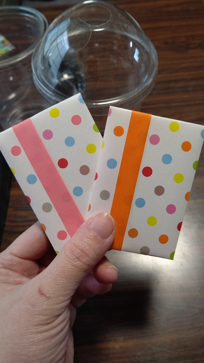 お年玉をカップに入れて、パッと見えないようにお菓子を詰めて、風船をつけたら出来上がり✨おうち用に作りました🎁#お年玉 #駄菓子 ... [おもちゃの平野【Twitter】]