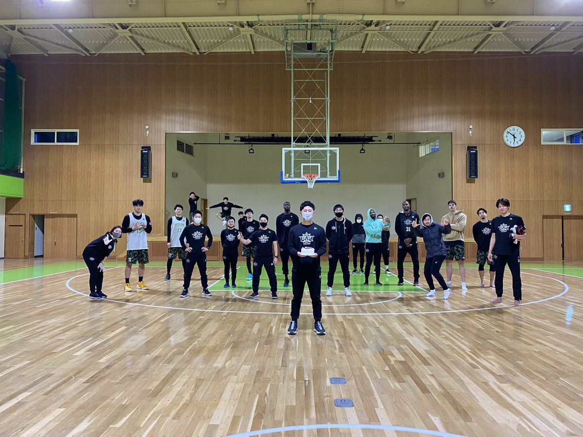 ／お 誕 生 日 お め で と う ご ざ い ま す 🎂＼#昨日HBDの武田アシスタントトレーナー#わかさいも本舗#レバンガ北海道#ソ... [レバンガ北海道【Twitter】]