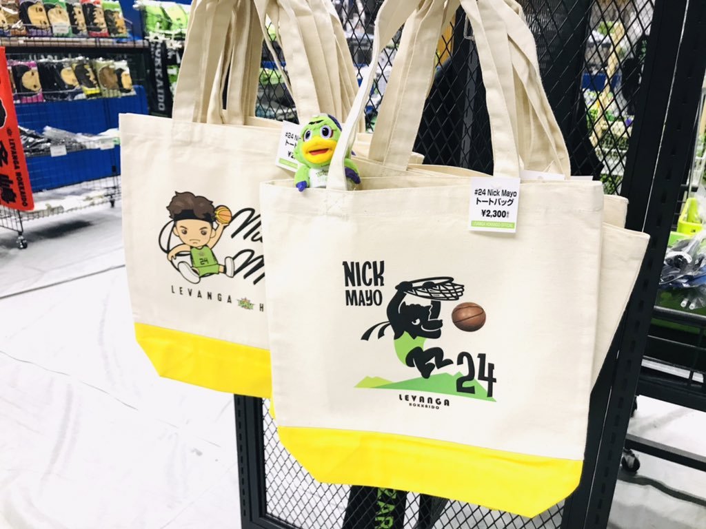 ✨新作も人気アイテムも盛りだくさん✨グッズ売り場は、会場内地下1階ゴールエンドAWAY側です🤗🐮年男ニック・メイヨトートバッグ 2,3.... [レバンガ北海道【Twitter】]