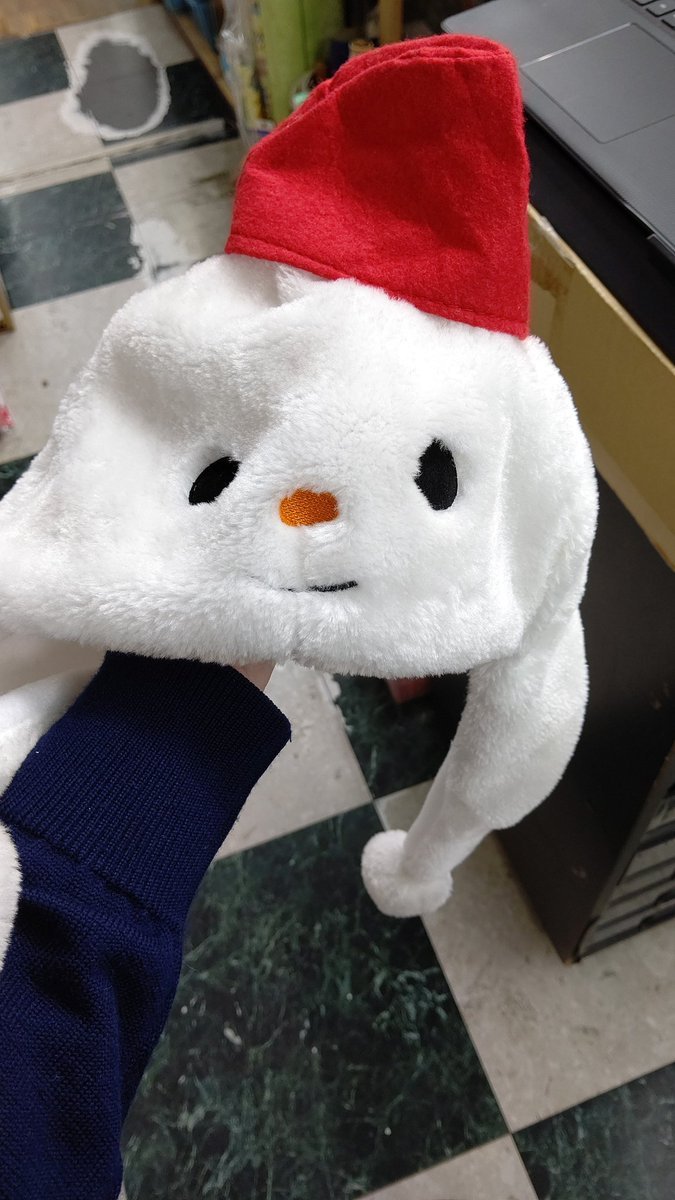 今日はやけにお客様ニコニコしてる気がするなぁと思ったら、ゆきだるまの帽子かぶってるせいだった（笑）#ゆきだるまの日 [おもちゃの平野【Twitter】]