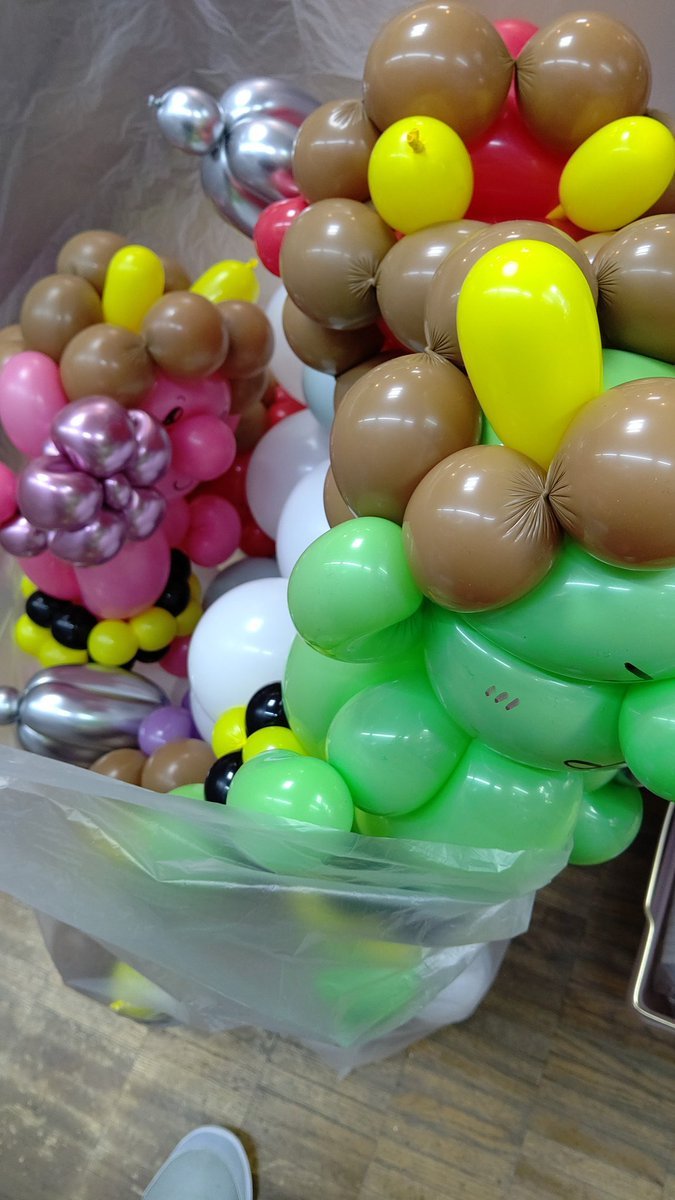 鬼さんをウィンドウに入れたいけど、外はビュービューとすごい風で･･･でも、天候の回復が見込めず･･･うぅ･･･やるかぁ#バルーンアート... [おもちゃの平野【Twitter】]