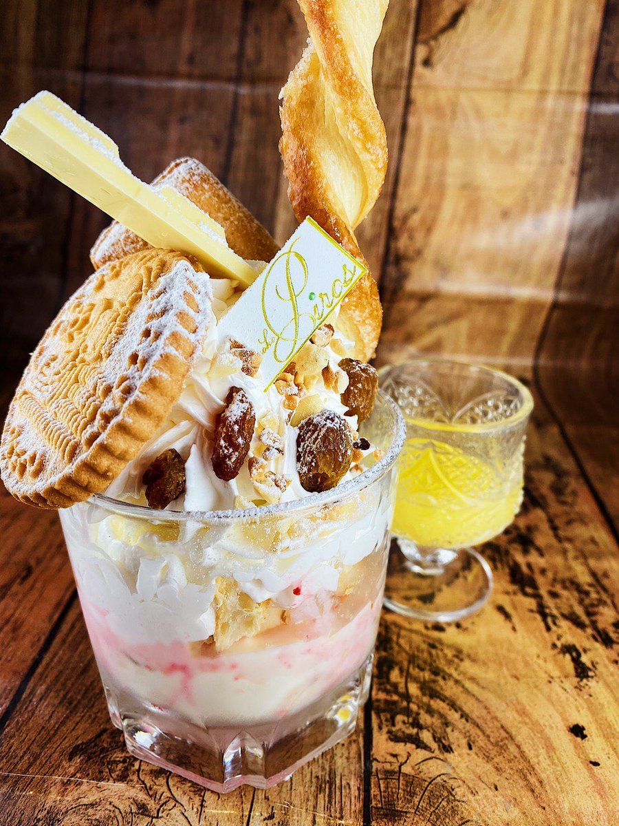 ありがとうございます！😊スノーホワイトパフェはバターサンドをイメージしました！バターはあとがけスタイルなのでお好みでおか... [カラオケピロス【Twitter】]