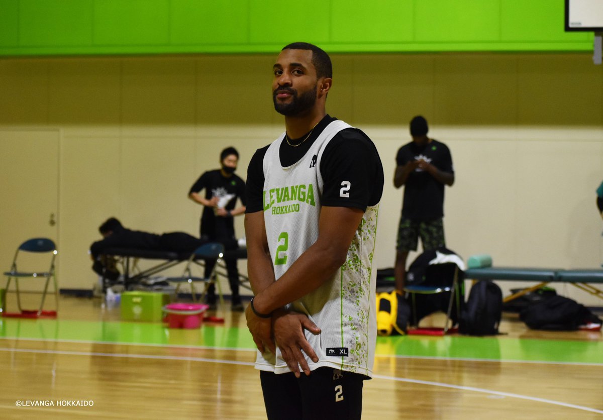 🙋‍♂️JTおちゃめ説🙋‍♀️先日、あの『#アザス』が話題?となったテイラー選手。カメラを持っていたらたくさんのポージングをしてくれま.... [レバンガ北海道【Twitter】]