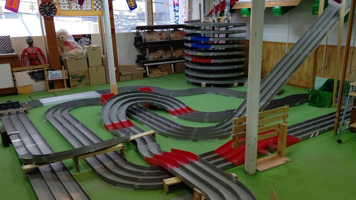 おもちゃの平野のミニ四駆コース毎年恒例のぐるぐる立体コースは今日と明日でおしまいです！２月１日からレイアウト変更しますよ！... [おもちゃの平野【Twitter】]