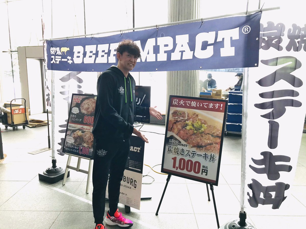 ボスもご来店です🤗『炭焼ステーキ丼』1000円『あふれる肉汁手作りハンバーグ』600円『カットステーキ手作りハンバーグコンボ... [レバンガ北海道【Twitter】]