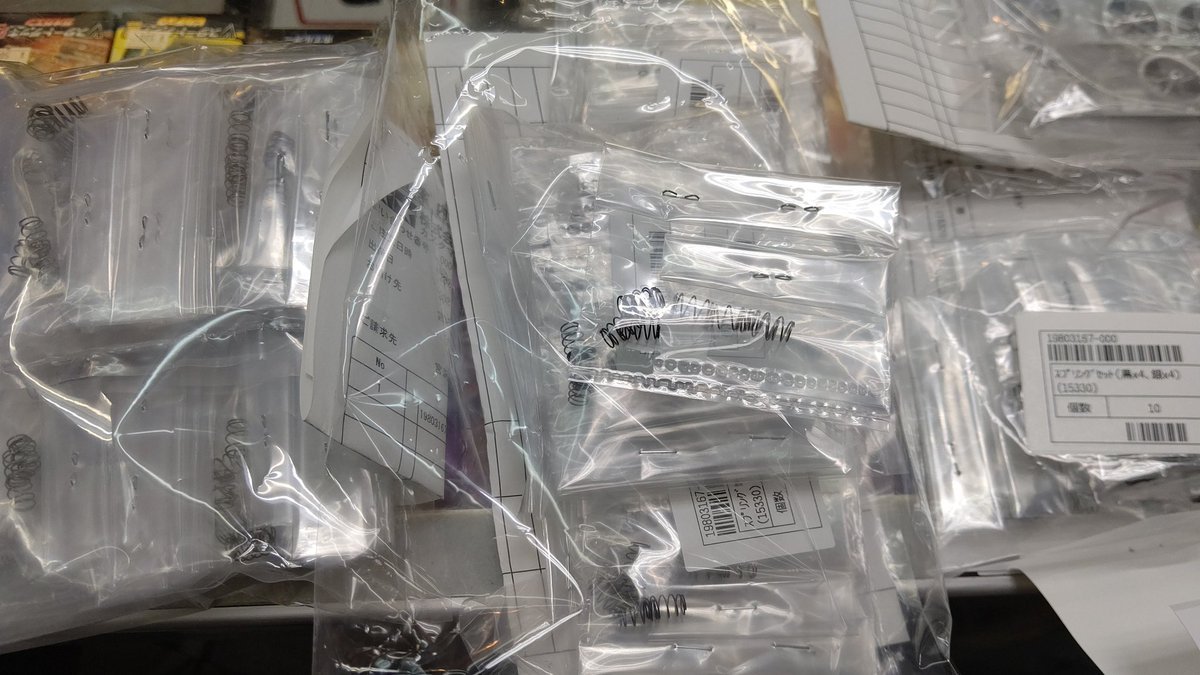 おもちゃの平野にみんな大好き？樽バネ入荷しました！注文残分ババーンと来てしまいました！(笑)３６０個！みんな！買ってね！(笑) [おもちゃの平野【Twitter】]