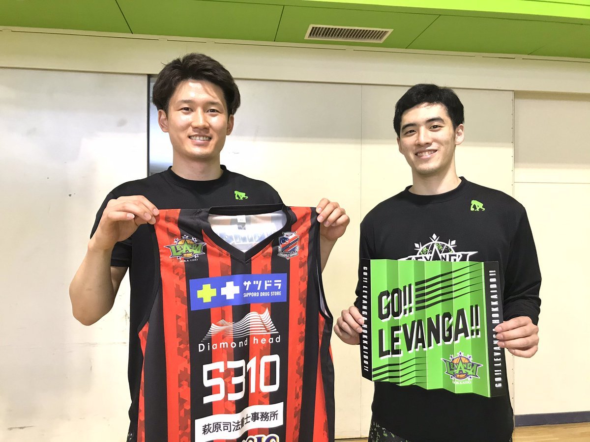 ギブアウェイシャツ＆応援ハリセンももらえるし、明日行こうかな…と迷っているそこのあなた！お席、かなり少なくなってきております... [レバンガ北海道【Twitter】]