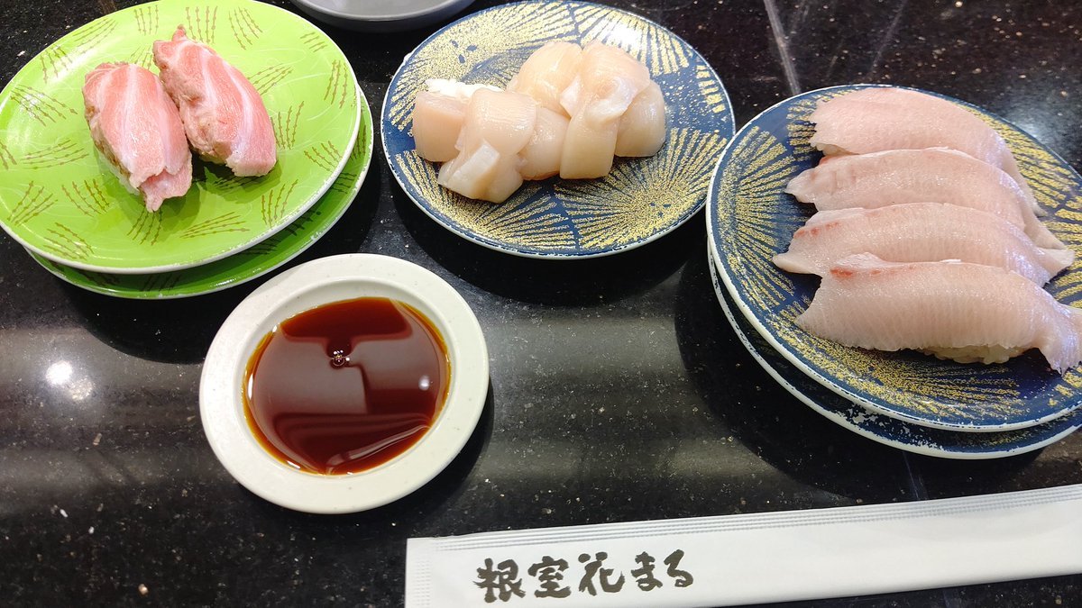 雪かきに頑張ったのでお昼は寿司です(笑) [おもちゃの平野【Twitter】]