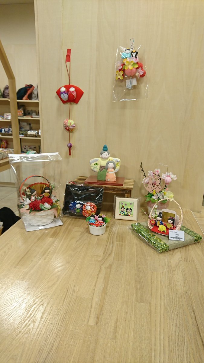今日はお雛様のご紹介です🎎色とりどりお雛様の商品を集めてみました。吊るし飾り、リース、かご飾り等々色々可愛いお雛様の商品があ... [元気ショップいこ～る【Twitter】]