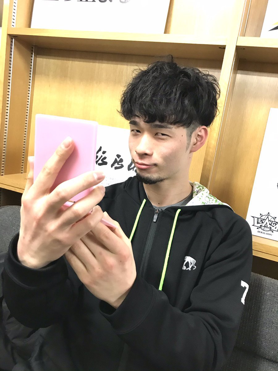 明日のご来場者プレゼントは…コンパクトミラー🪞✨(女性限定先着1,000名様🎁)かわEピンク色で、#レバンガールズデイ オリジナルロゴ.... [レバンガ北海道【Twitter】]