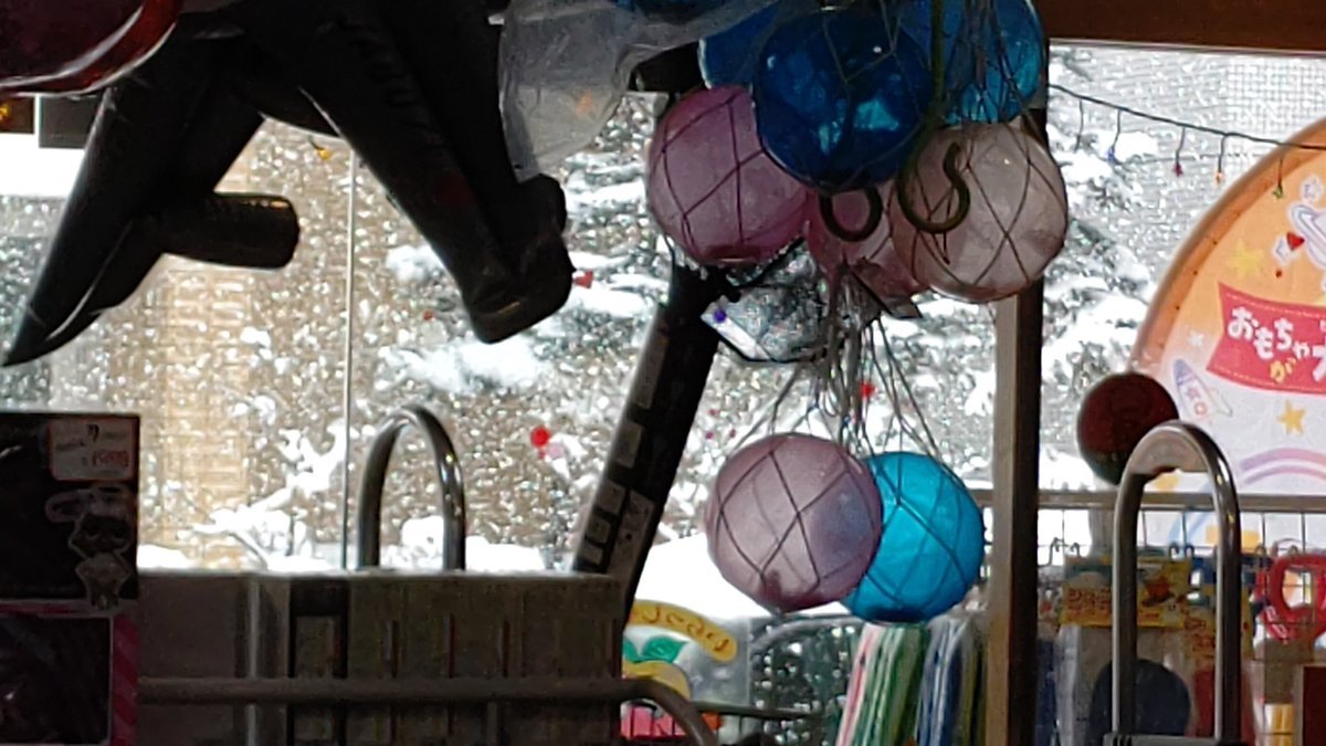 何とか雪がたくさん降ってる様子を撮りたい（笑） [おもちゃの平野【Twitter】]