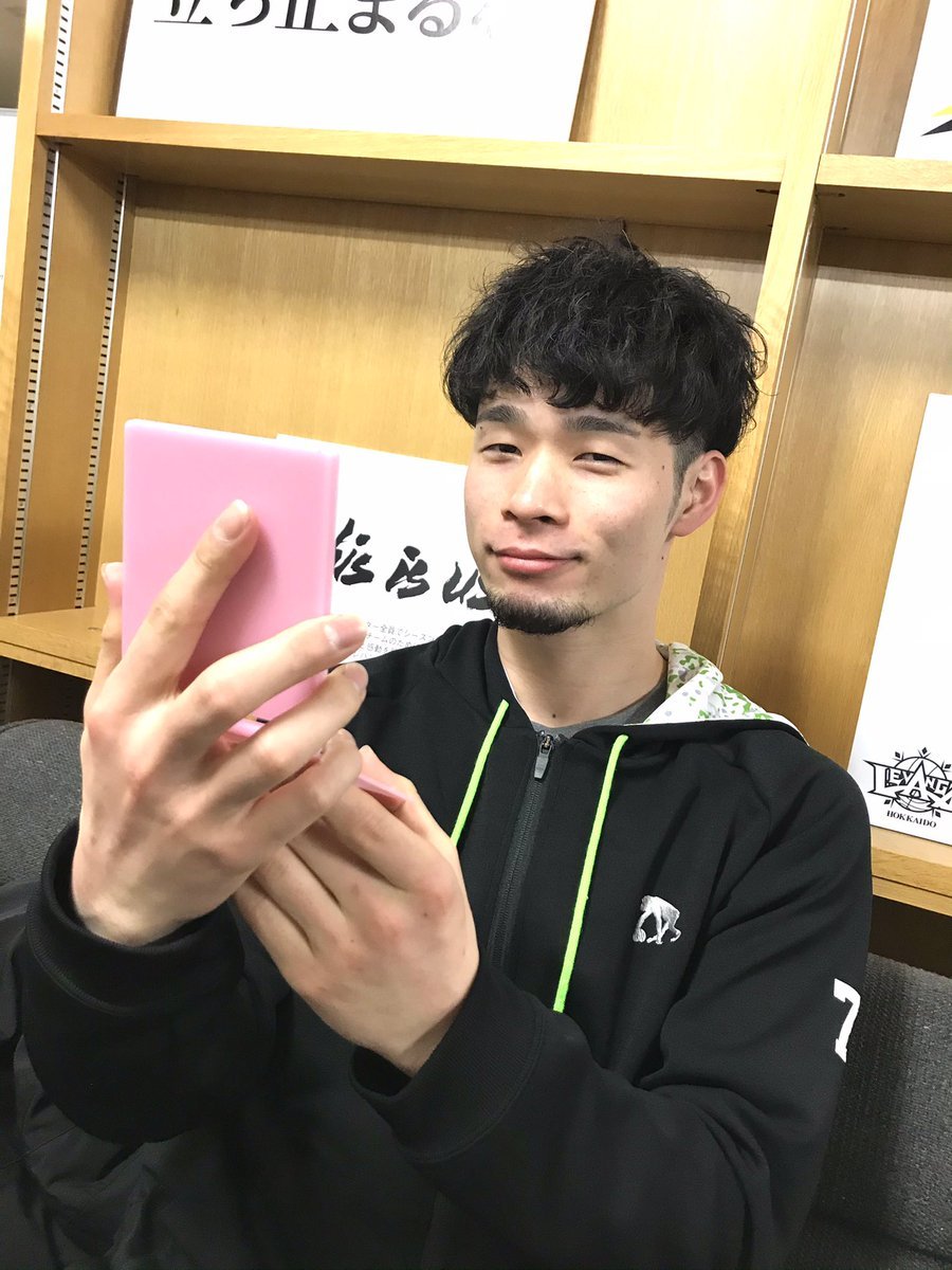 本日のご来場者プレゼントは…コンパクトミラー🪞✨(女性限定先着1,000名様プレゼント)本日13:05 TIP OFF.こちらのミラーを手... [レバンガ北海道【Twitter】]