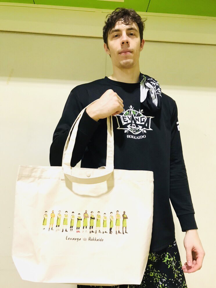 いつもですが、昨日の #ニック・メイヨ 選手も最高でしたね…🏀✨メイヨ選手が手に持つ新作トート、おすすめですよ…🤗(2,500円) ht... [レバンガ北海道【Twitter】]