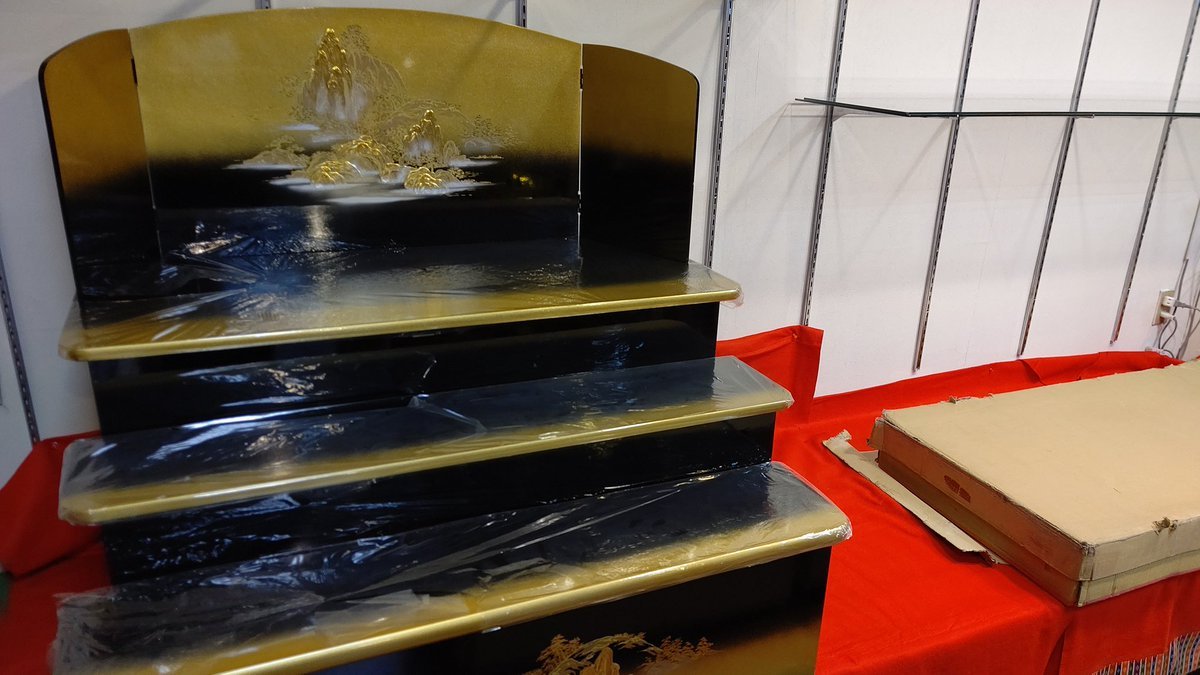 店入り口のプラモデル特価コーナーを雛人形コーナーに変更中！今年も超お買い得価格で販売予定です。たくさん出すよー！(笑) [おもちゃの平野【Twitter】]