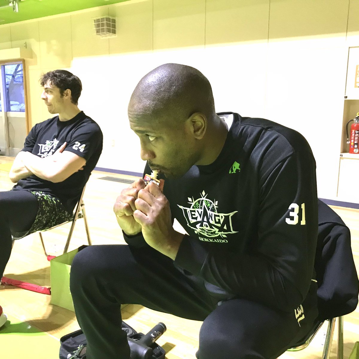 #レバブー の皆さん、15時のお茶の時間ですね☕️#ジャワ兄 のようにしっかりパワーチャージして、19:05の試合開始に備えておいてくだ..... [レバンガ北海道【Twitter】]