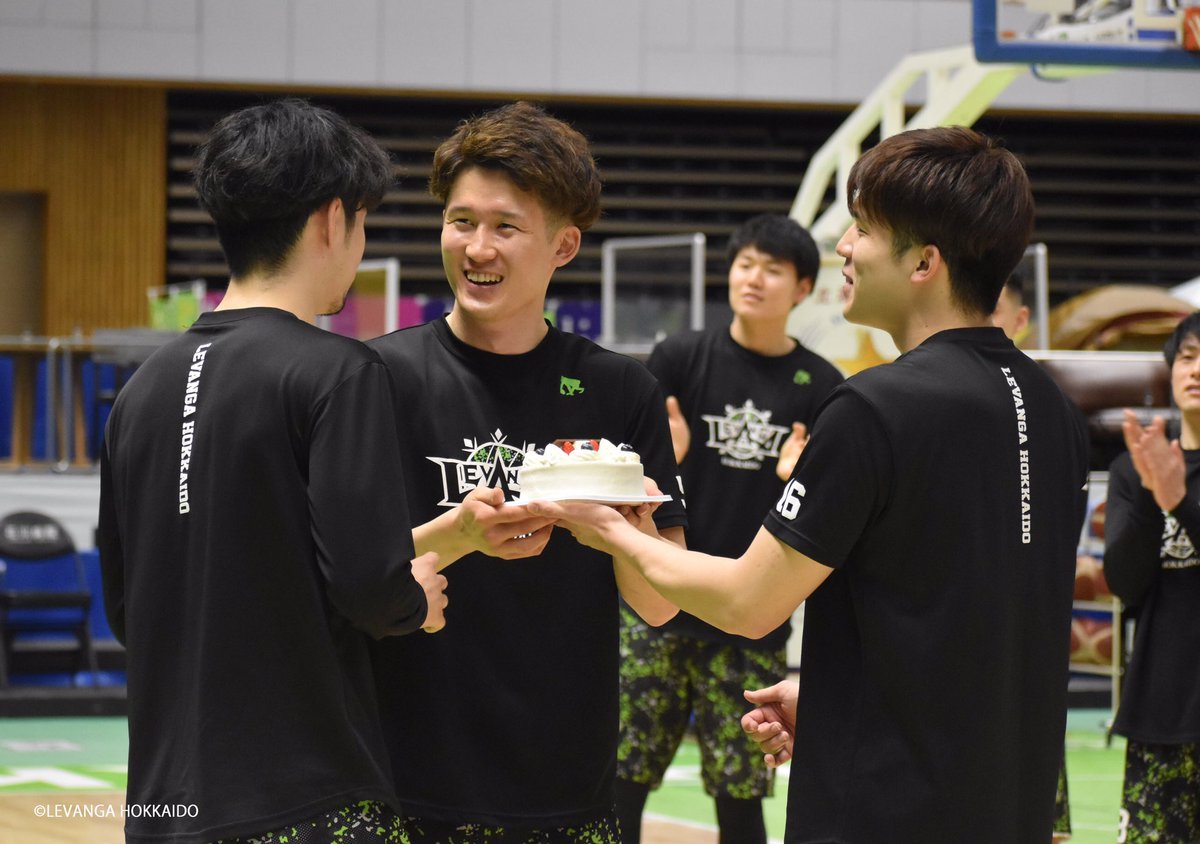 最後、2/5に25歳の誕生日を迎えた葛原選手をチーム・ブースター・メディアの方全員でお祝い🎂「(ケーキに)24歳と書いてありますが、僕2.... [レバンガ北海道【Twitter】]