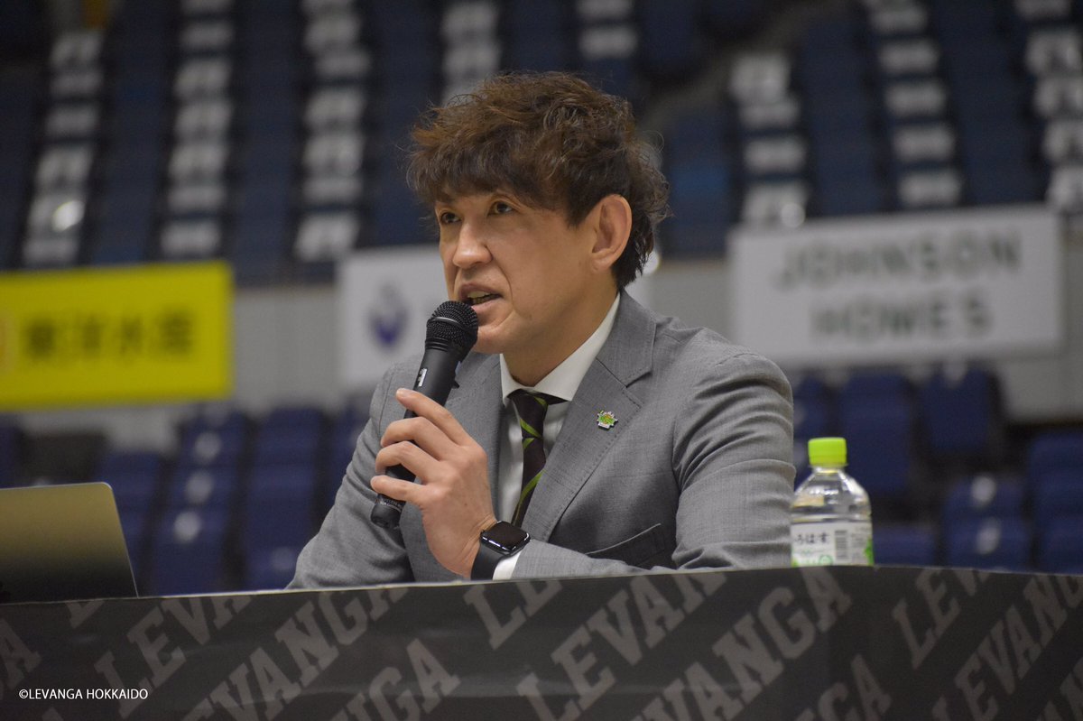公開練習前には #折茂武彦 社長がコート上で講演を実施しました。「皆さんと交流できる機会が減ってしまったので、皆さんが知りたい... [レバンガ北海道【Twitter】]