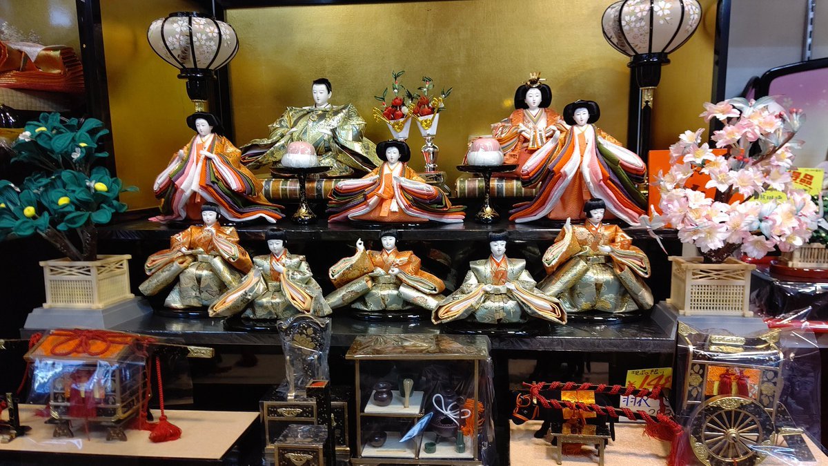 おもちゃの平野雛人形超お買い得価格。こちらは、七段飾り人形を三段飾りにアレンジしました。道具を使わず１５人のせるも良し。... [おもちゃの平野【Twitter】]