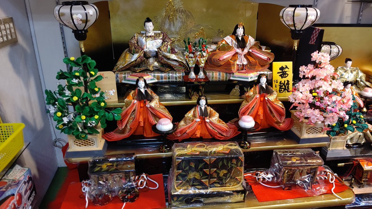 おもちゃの平野雛人形超お買い得価格、ボリュームたっぷりのお人形出してみました！是非とも見に来てください。 [おもちゃの平野【Twitter】]