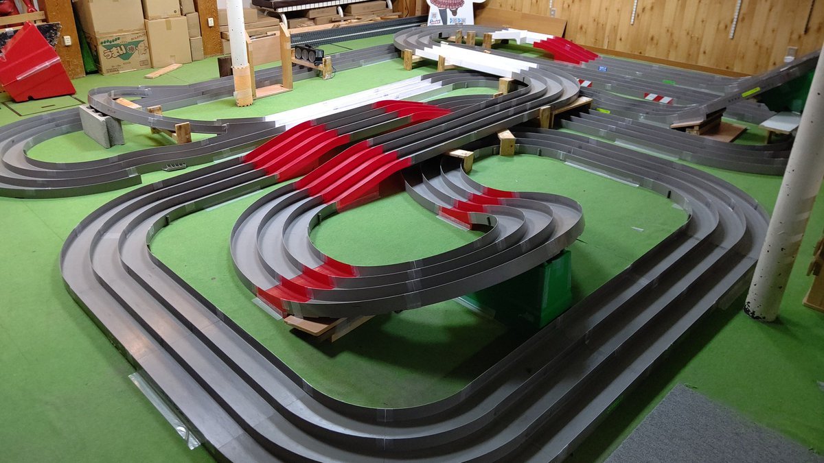 おもちゃの平野ミニ四駆コースレイアウト変更しました！今回はストレート多めのテクニカル立体を目指しました！明後日、水曜日か... [おもちゃの平野【Twitter】]