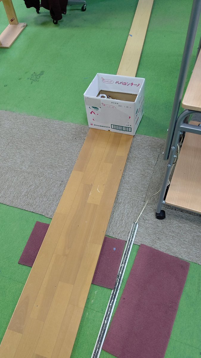階段落ち防止に板を置いてます。足元注意して、ミニ四駆走らせてください！ [おもちゃの平野【Twitter】]