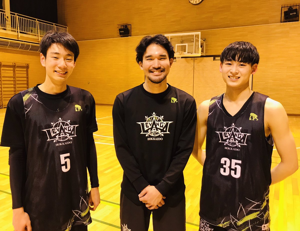今回 #松島良豪 CCOはサプライズでU15の練習に登場🕺✨登場時の選手たちのリアクションは実に薄かったのですが…練習終了後は、次々に..... [レバンガ北海道【Twitter】]