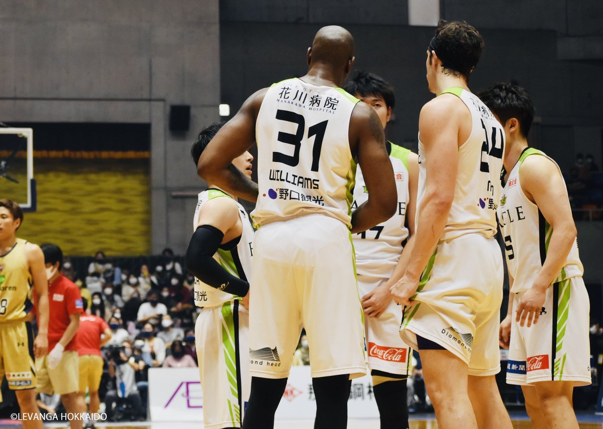 GAME DAY.全員でカバーし合いながら声をかけ合いながらチームで戦う。1プレー1プレーやるべきことを積み重ねて価値ある一戦、一勝を... [レバンガ北海道【Twitter】]