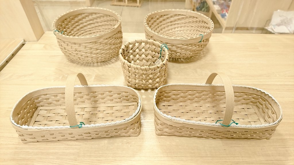 今日はクラフトの商品をご紹介します😄クラフトのかごには様々な形がありまして、ハート、マグカップ、四角いかご、等々ございます😃... [元気ショップいこ～る【Twitter】]