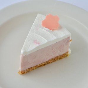 季節のチーズケーキが、チーズテリーヌから「桜と苺のチーズケーキ」に変わりました。春の訪れと共に、桜の香るレアチーズケーキは、... [横井珈琲【Twitter】]