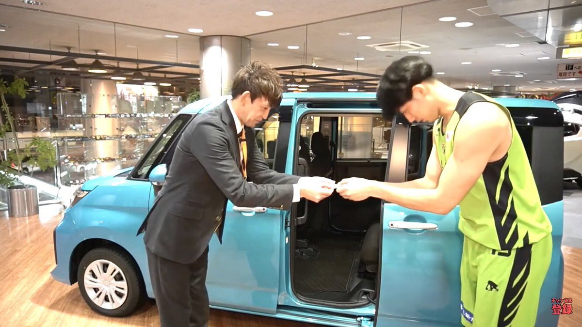 本日は #トヨタカローラ札幌 PRESENTS🚗✨トヨタカローラ札幌 レバンガ北海道店 の #折茂武彦 店長がご来店した #玉木祥護 選手... [レバンガ北海道【Twitter】]